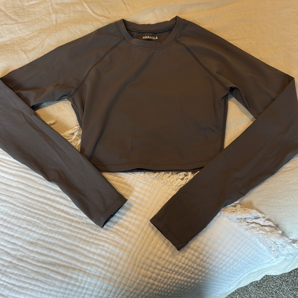 Adanola Women's Gray Cropped Long Sleeve Top